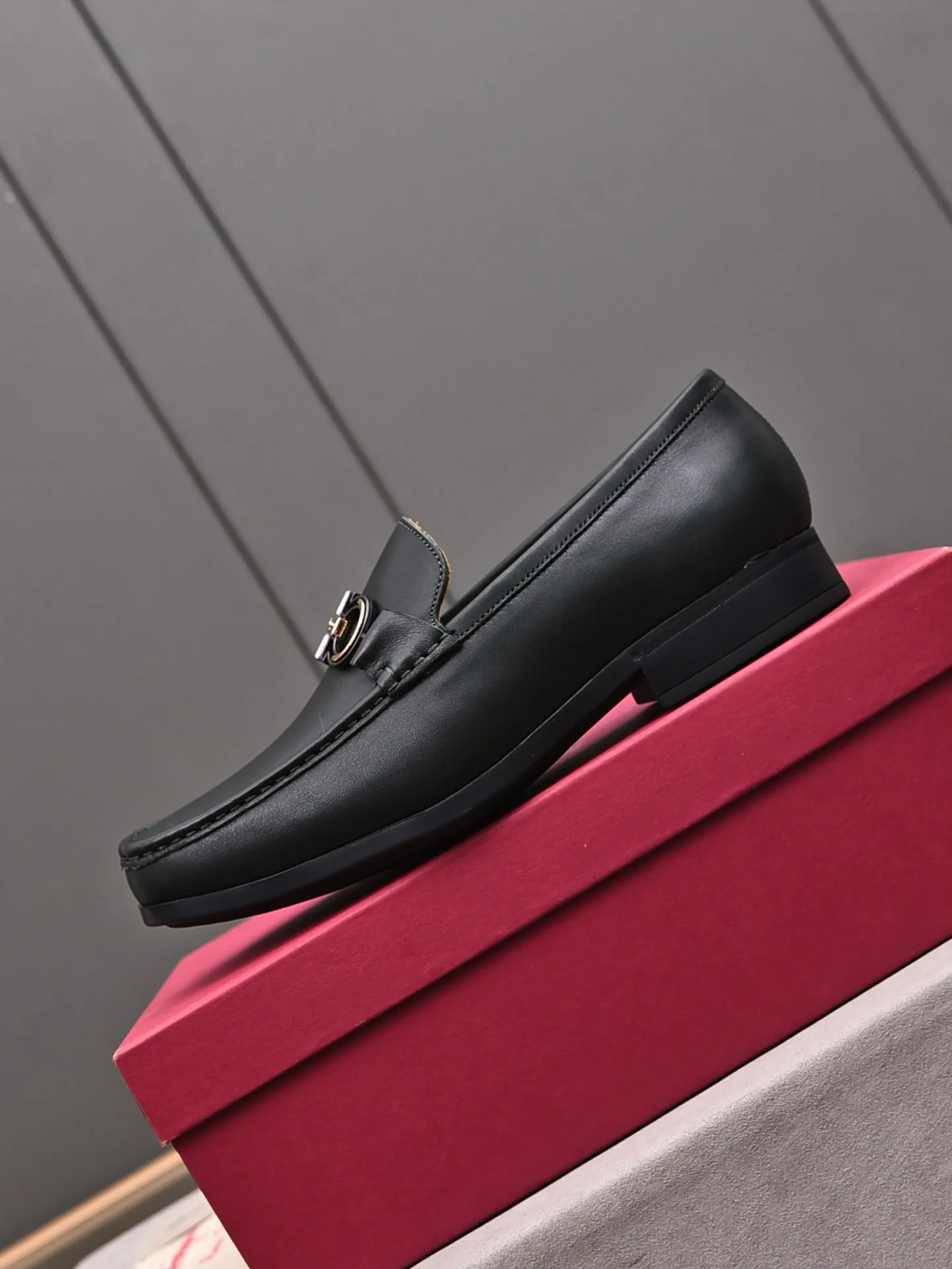 Factory: 250 [Original running volume quality] Brand: Ferragamo (Ferragamo) Size: Men's size 38/44 (45 can be customized) Grade: Same style as the official website High-end quality men's shoes Material: Original first-layer calfskin Water-dyed cowhide lining Original outsole Style category: Men's fashion formal business casual leather shoes Slip-on men's shoes high-top series Young fashion European and American trends British style Casual matching Comfortable feet